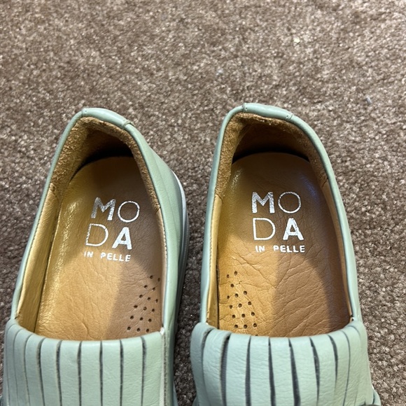 Moda in Pelle Shoes 37. Fit like a 6-6.5 - Picture 3 of 7